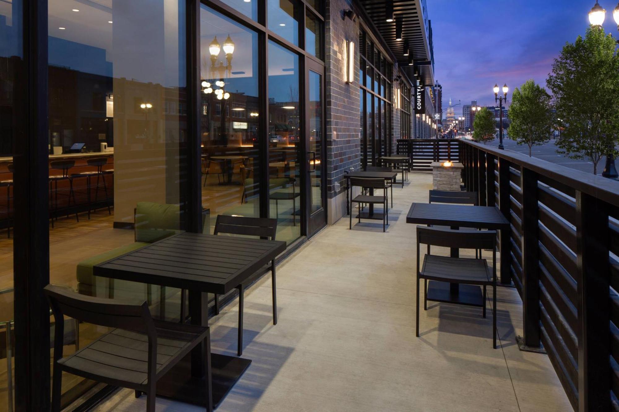 Courtyard By Marriott Lansing Downtown Hotel Exterior photo