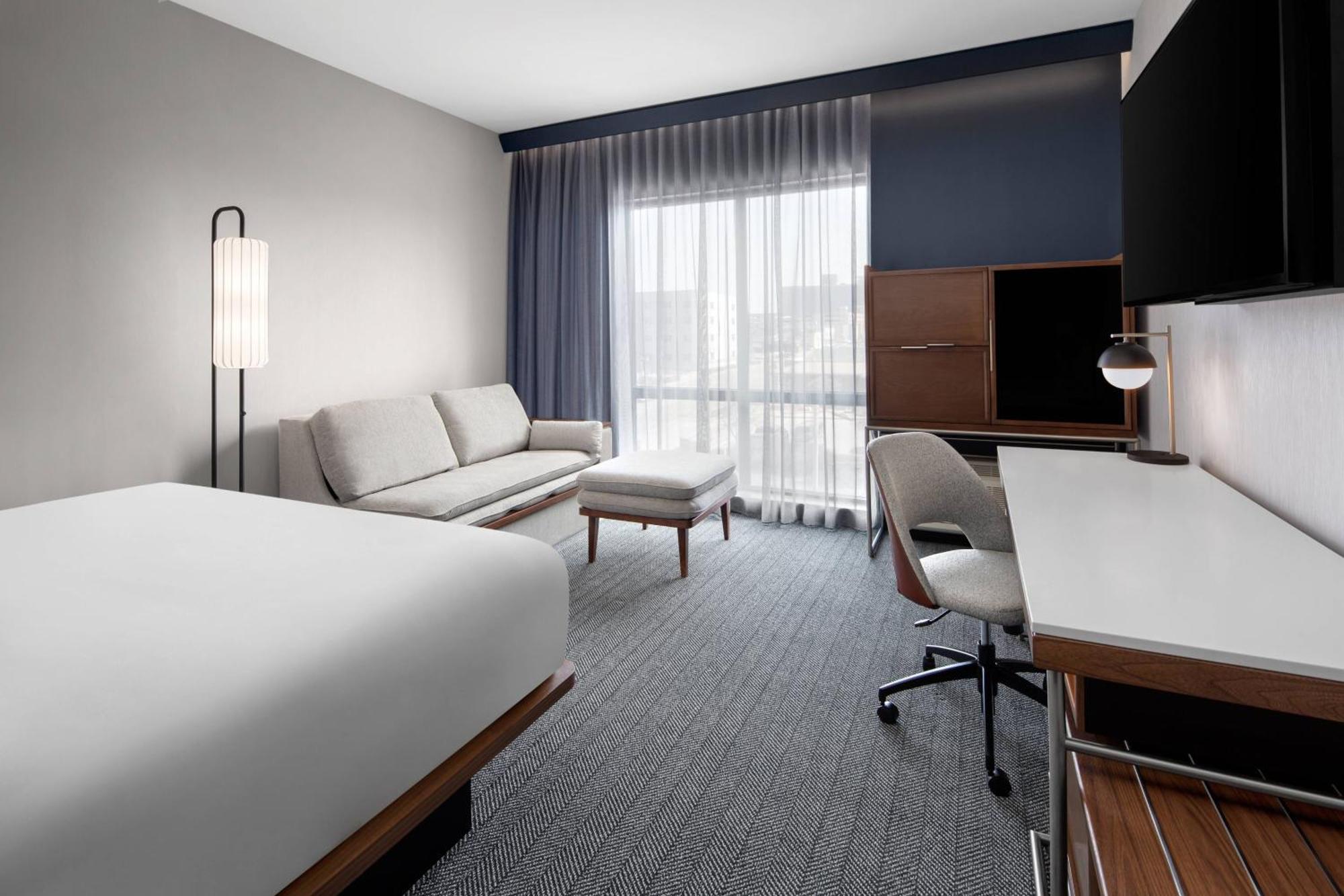 Courtyard By Marriott Lansing Downtown Hotel Exterior photo