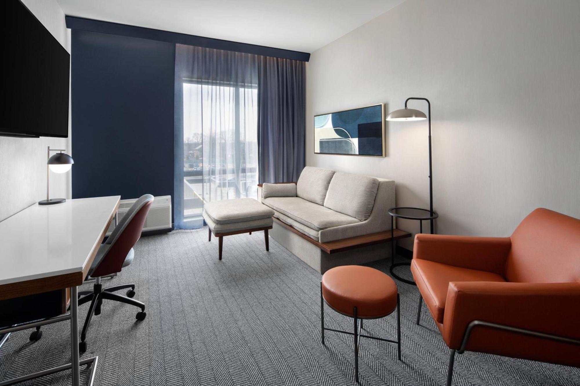 Courtyard By Marriott Lansing Downtown Hotel Exterior photo