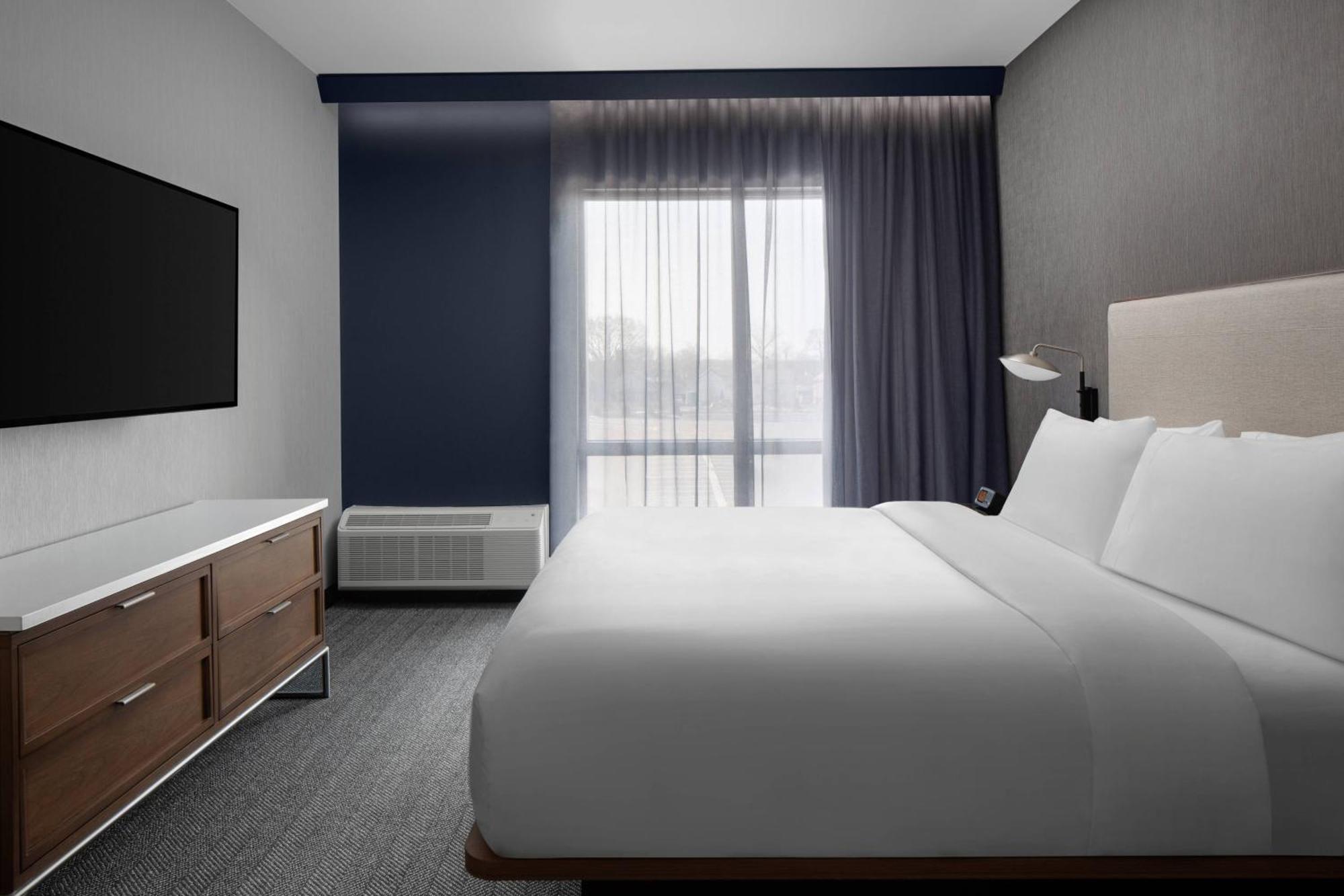 Courtyard By Marriott Lansing Downtown Hotel Exterior photo