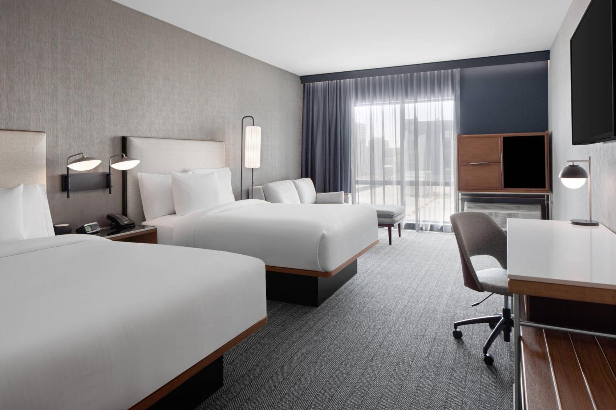 Courtyard By Marriott Lansing Downtown Hotel Exterior photo