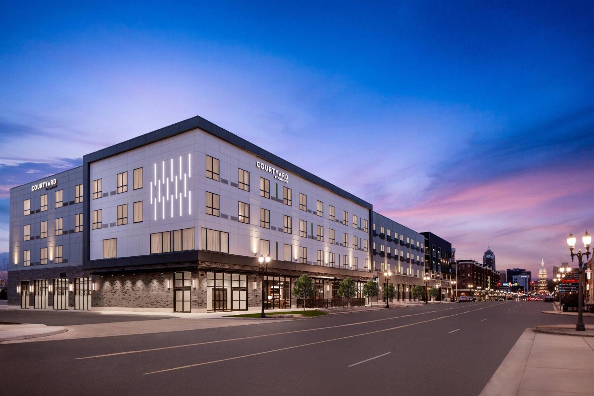 Courtyard By Marriott Lansing Downtown Hotel Exterior photo