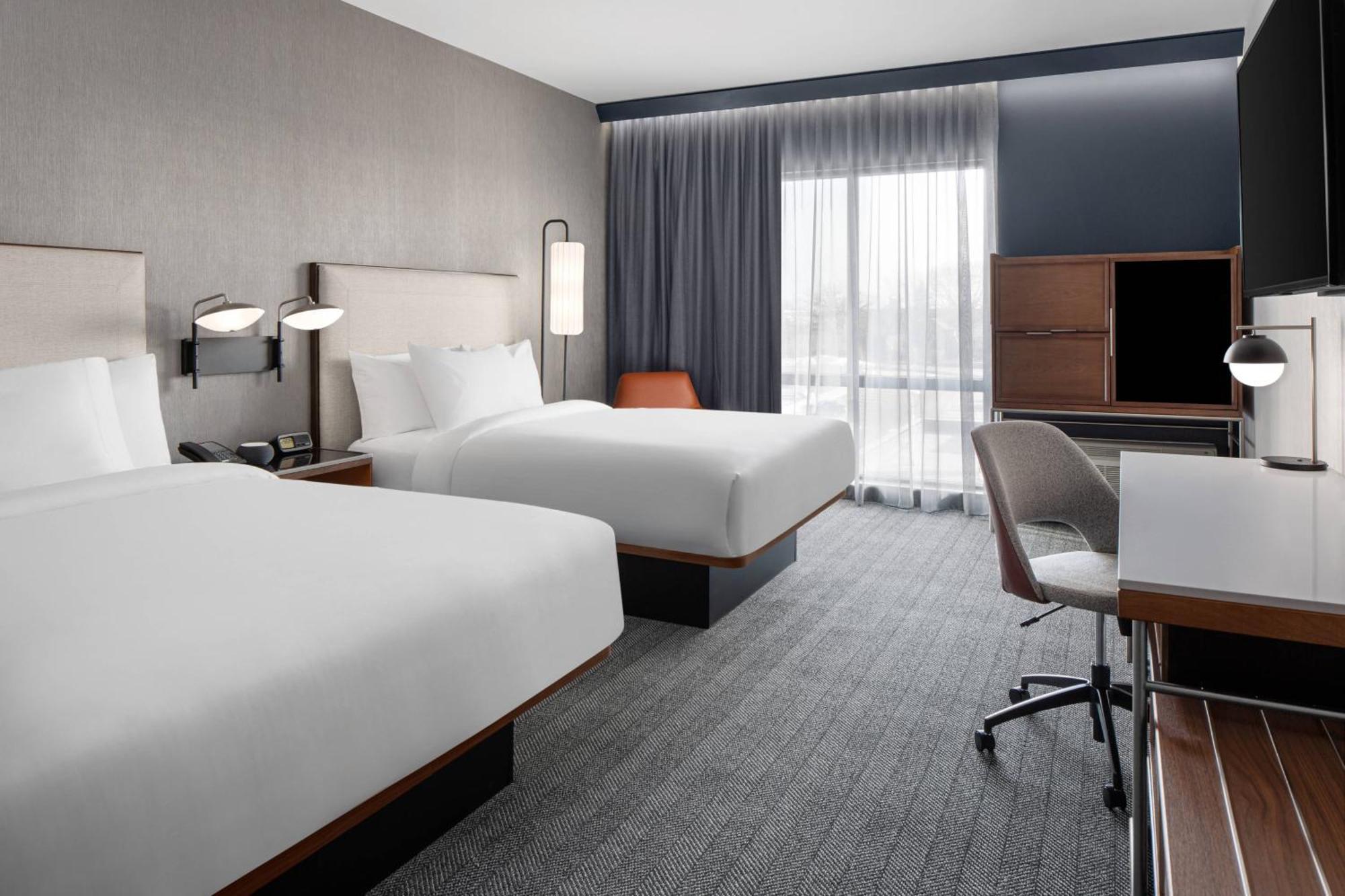 Courtyard By Marriott Lansing Downtown Hotel Exterior photo