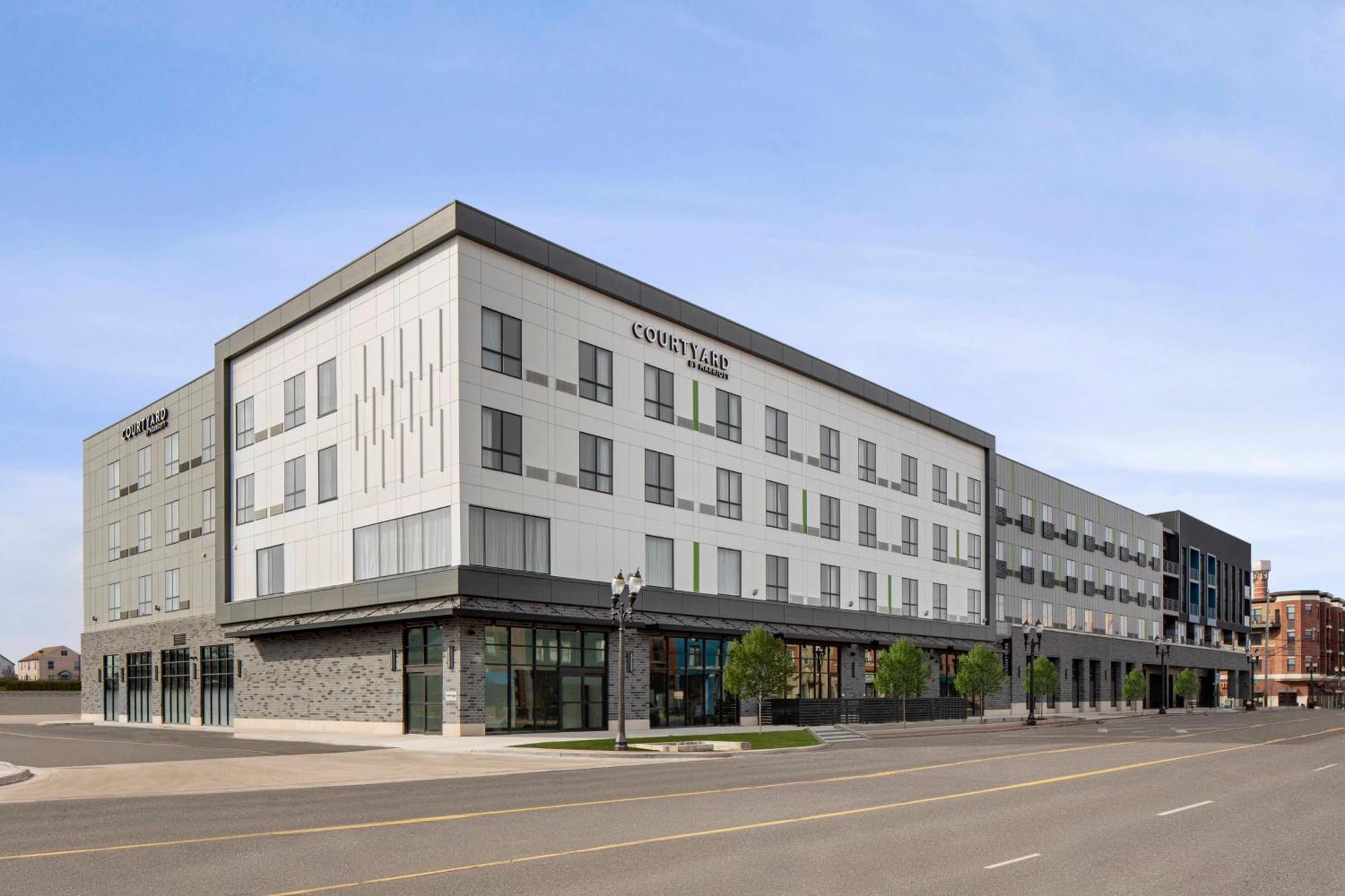Courtyard By Marriott Lansing Downtown Hotel Exterior photo